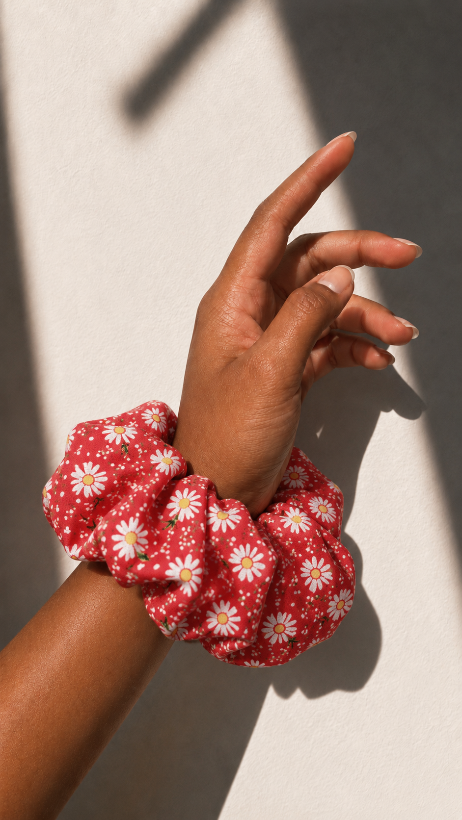 Scrunchie Red Daisies (Grande)